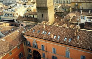 Vista dell'altro del Palazzo Arcivescovile di Bologna