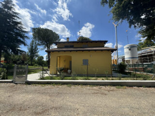 Casa indipendente con intonaco giallo e tetto nuovo, risultato di una recente ristrutturazione.
