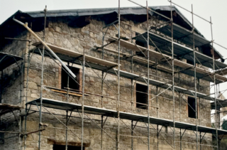 Cantiere per la ricostruzione di un'abitazione privata